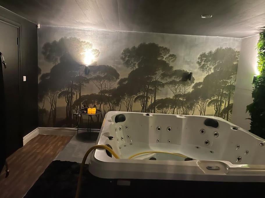The Exclusive Jacuzzi Apartment Birmingham Ngoại thất bức ảnh